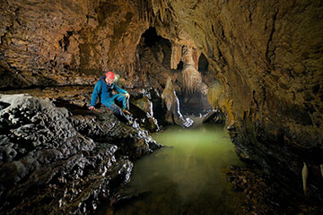 espeleología cueva exploración subterráneo persona agua