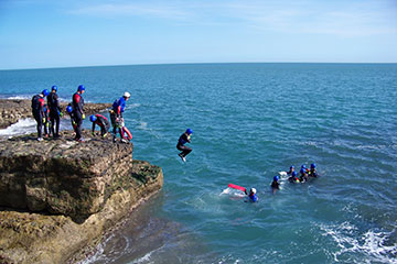 coasteering mar salvaje salto olas extremo deporte grupo