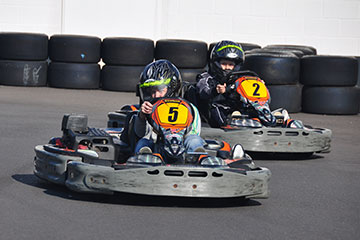 karts karting circuito coches carrera competición amigos
