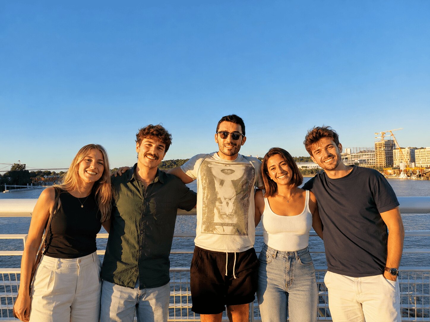 Inicio El equipo de GoRandom en un paseo junto al río, al atardecer